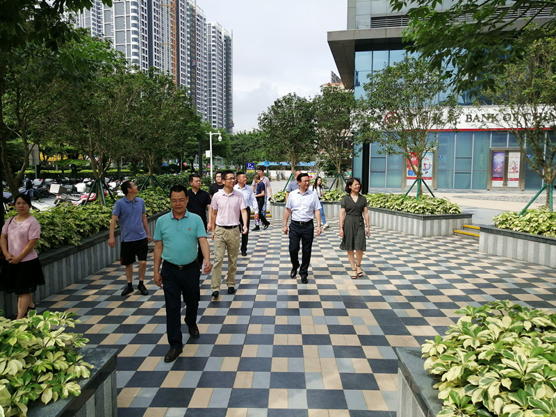 考察团现场考察江门市蓬江区工商联商会大厦_副本.jpg