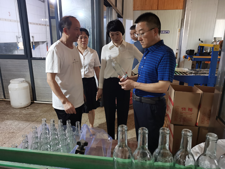 刘书记调研2.png