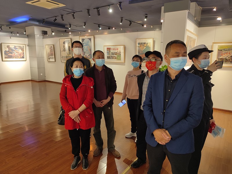 市工商联参加电影海报展030802_副本.jpg